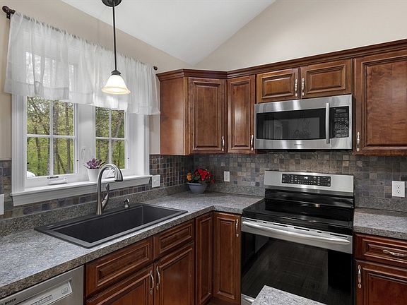 5th image of 352 Durfee St