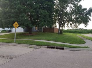 2300 Cameron Dr, Clinton, IA 52732