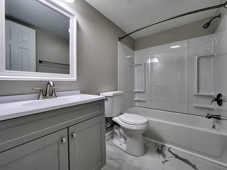 Highland Club Apartments — Photo 14