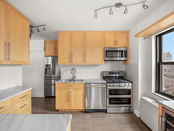 3rd image of 400 E 56th St APT 21N