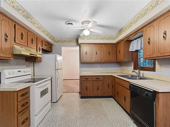 3rd image of 32642 Redwood Blvd