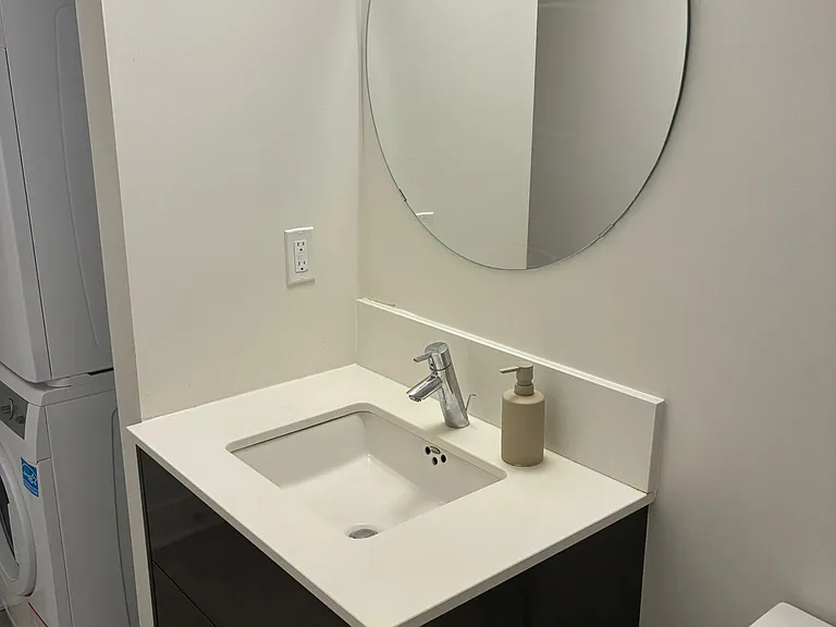 255 Bay St — Photo 32