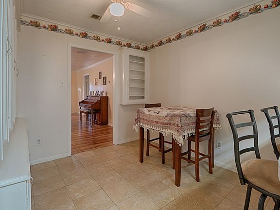 3rd image of 2710 Camelot Dr