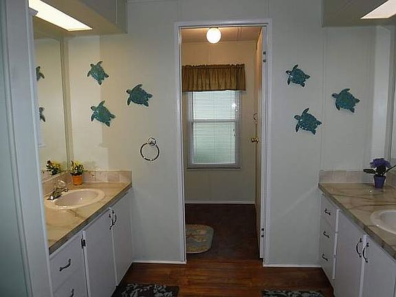 3rd image of 16 Magnolia Ln