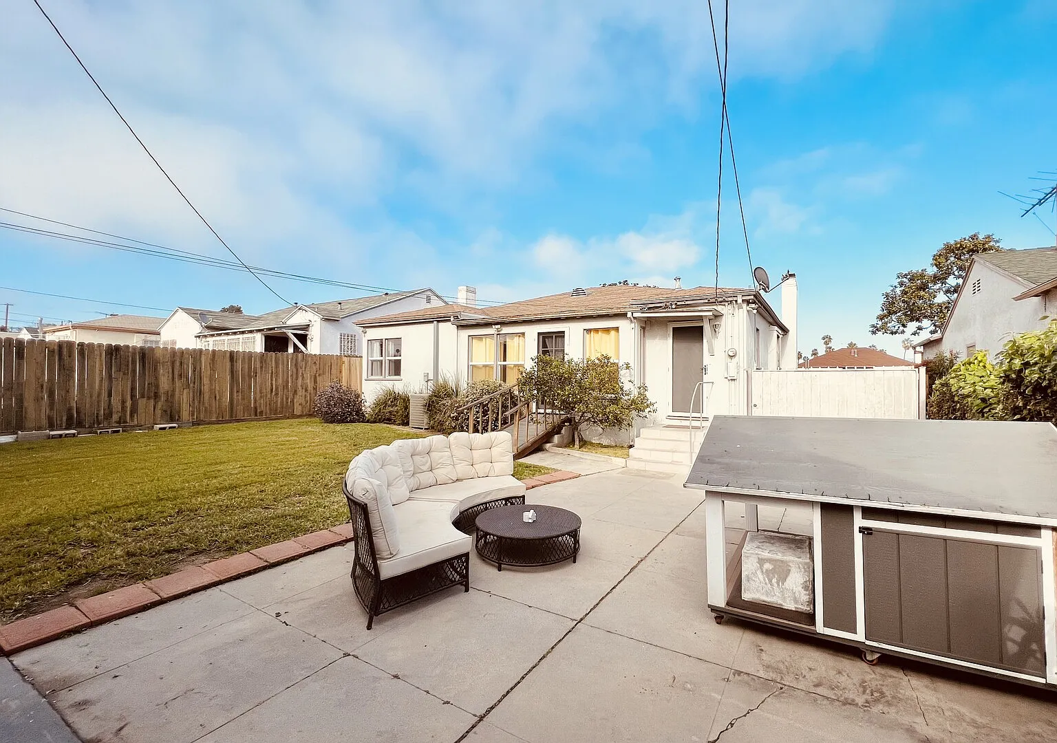 Bright and cozy, furnished home in Windsor Hills (South Los Angeles) — Photo 2