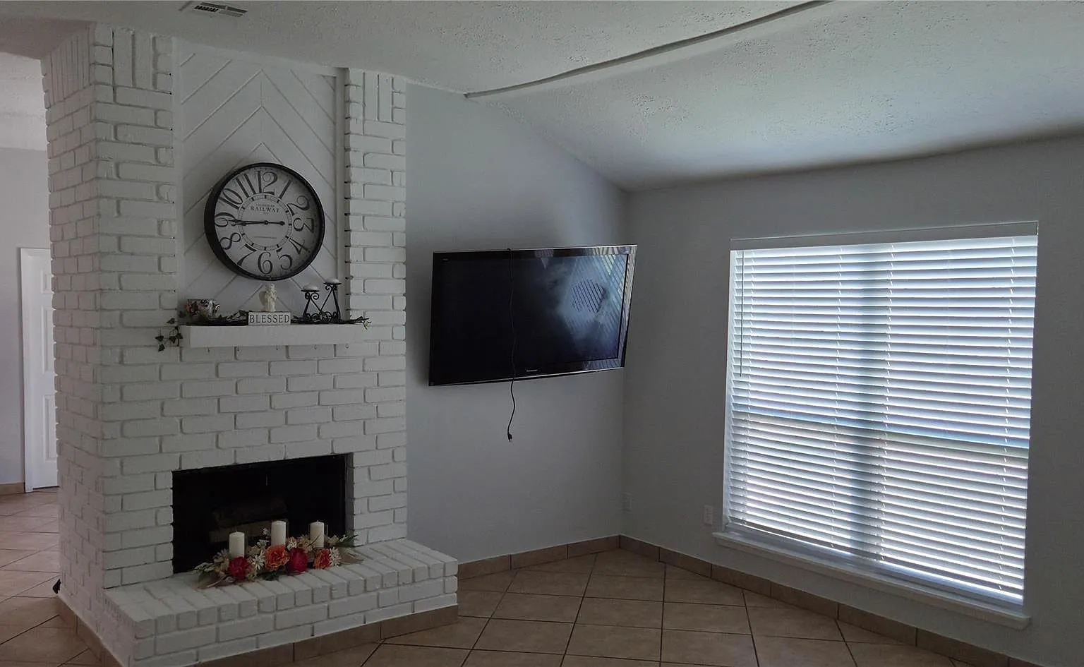 3 bed, 2.0 bath, 1424 sqft, $1,980 — Photo 3