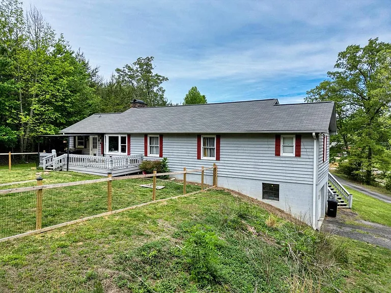 1085 Jones Creek Rd — Photo 8