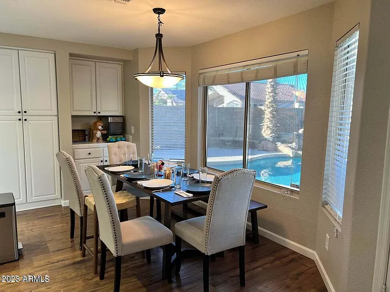 Eat-in Kitchen