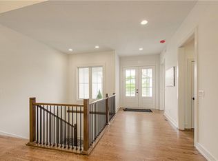 2150 NW Scenic View Dr, Riverside, MO 64150