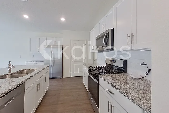 4 bed, 2.5 bath, 2007 sqft, $2,175 — Photo 4