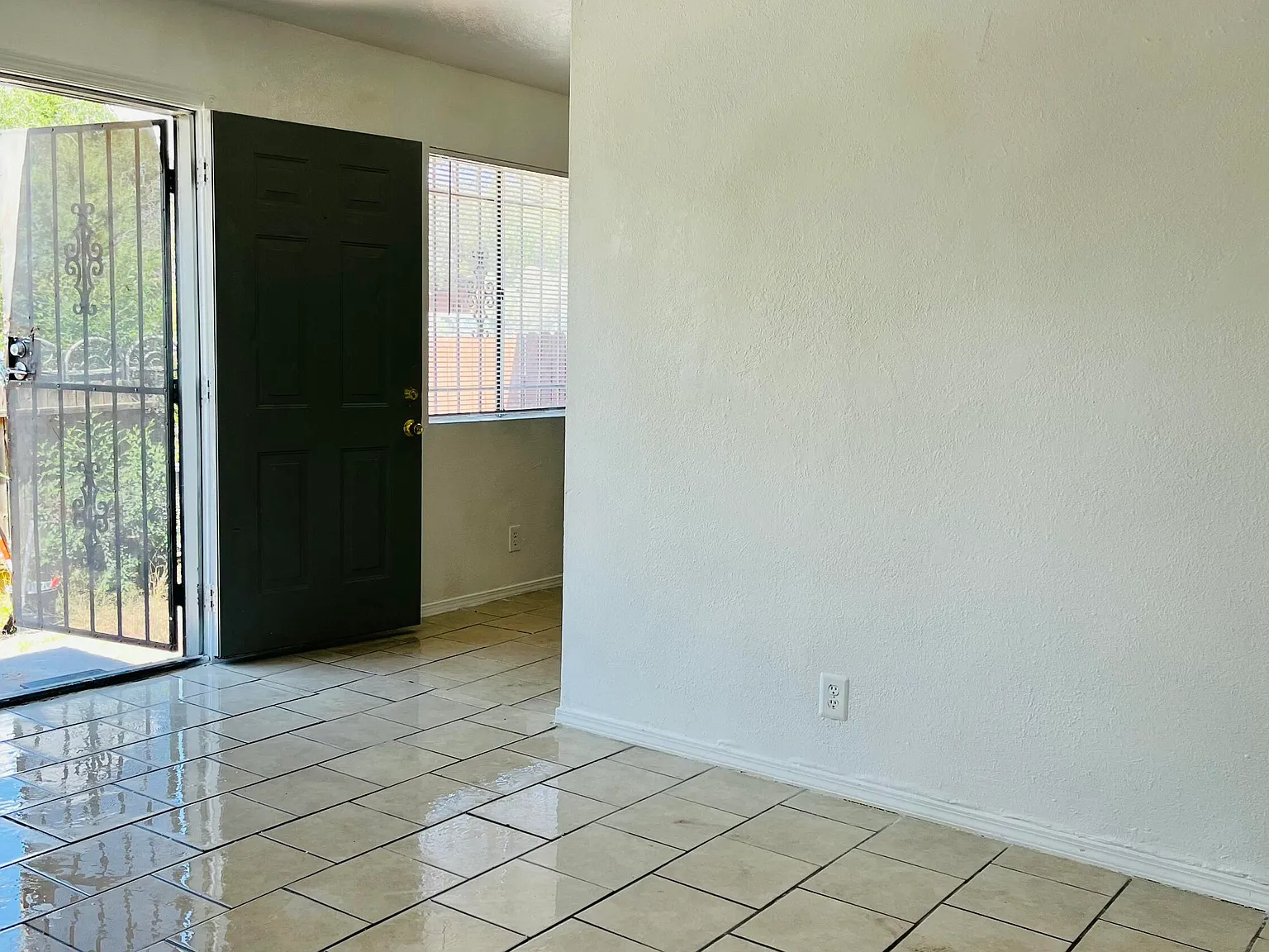 2 bed, 1.0 bath, 735 sqft, $1,074 — Photo 1
