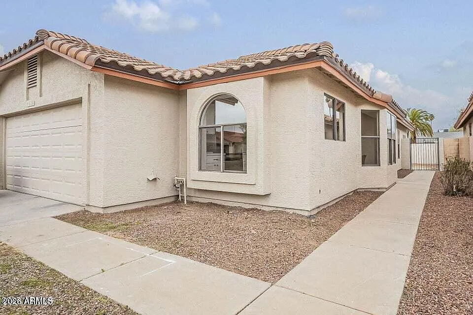 3 bed, 2.0 bath, 1396 sqft, $1,800 — Photo 4