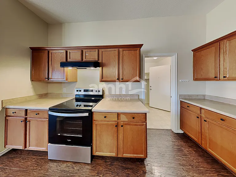 530 Hickory Ln — Photo 3