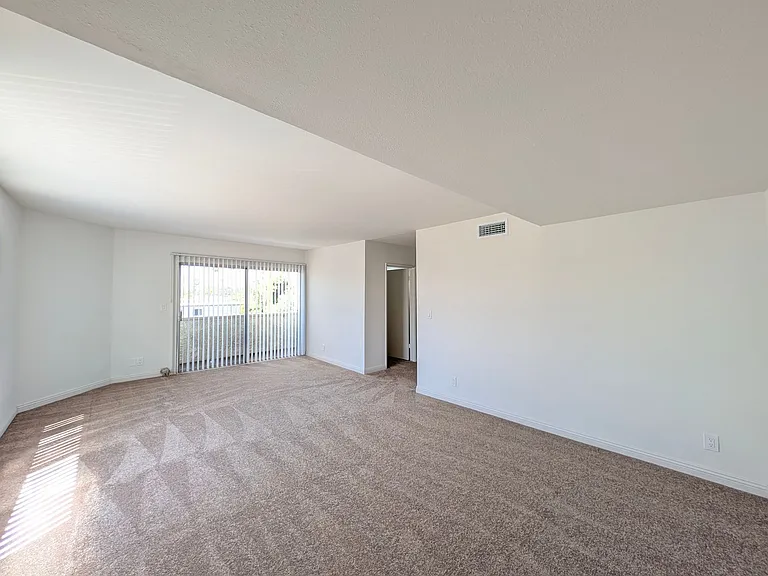 Chateau Lamont Apartments — Photo 21
