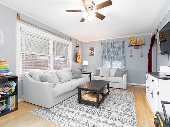 4th image of 1222 Castlewood Pl