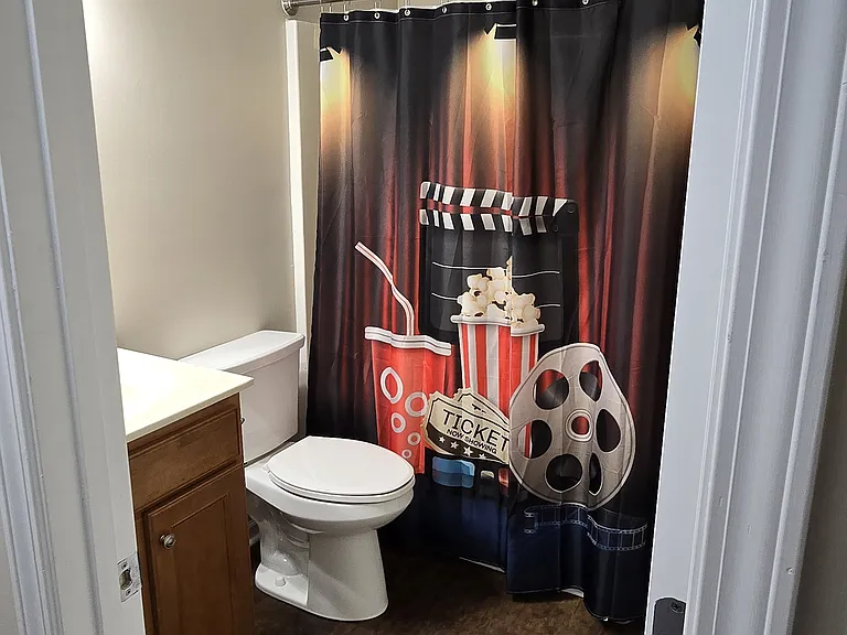 Upstairs en-suite bathroom