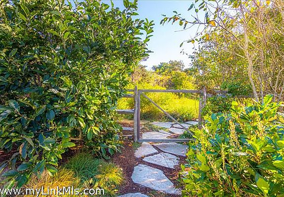 Path to gardens