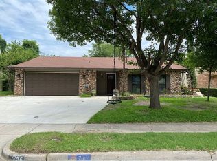 706 Southridge Ct, Grand Prairie, TX 75052