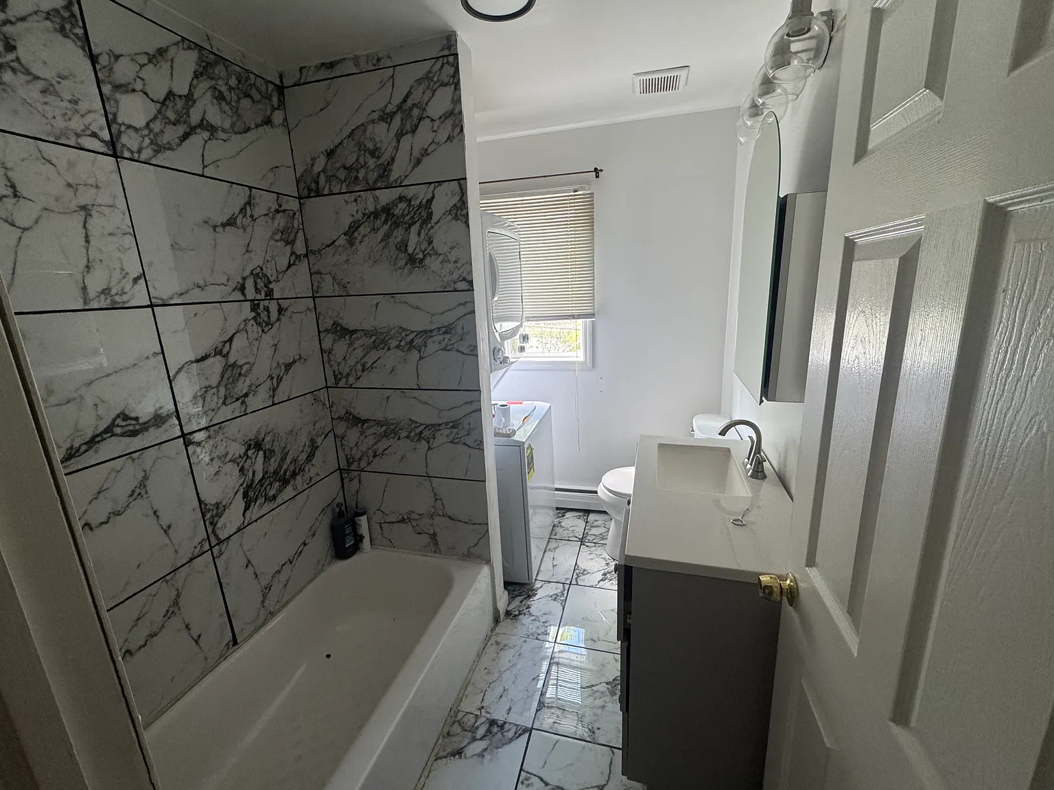 3 bed, 1.5 bath, 1400 sqft, $2,600 — Photo 2