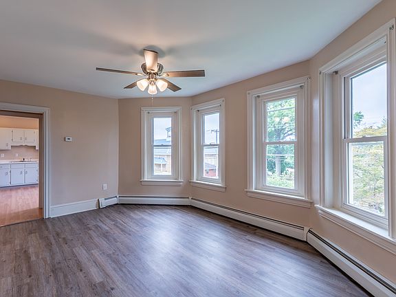 Living Room

Located between Bedroom 1 and Kitchen