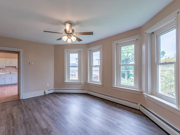 Living Room

Located between Bedroom 1 and Kitchen
