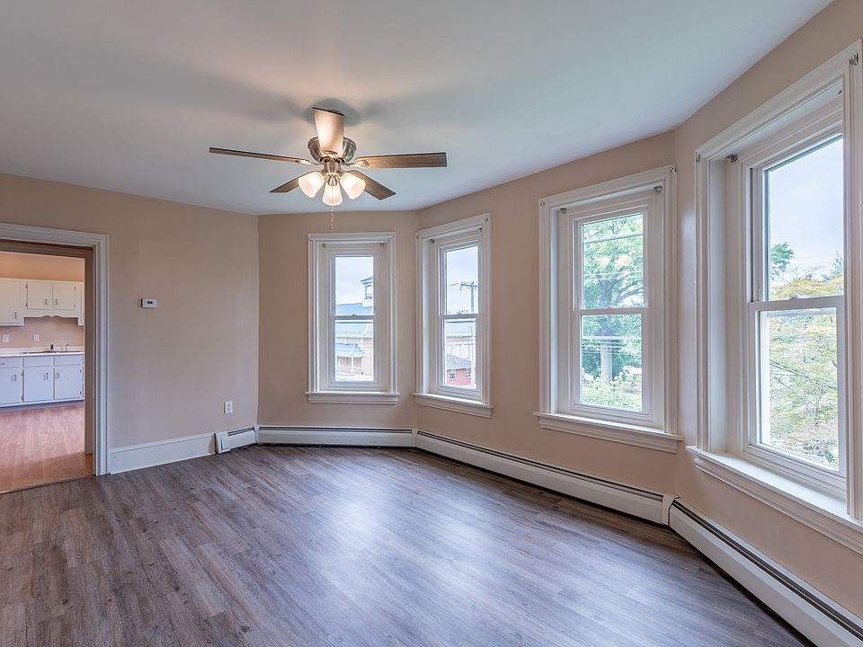 Living Room

Located between Bedroom 1 and Kitchen