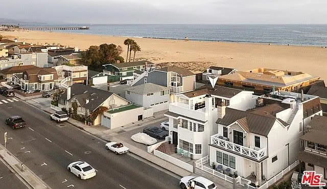 709 W Balboa Blvd — Photo 2