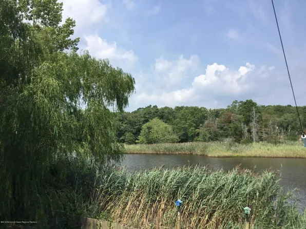 423 Riverside Dr, Bayville, NJ 08721