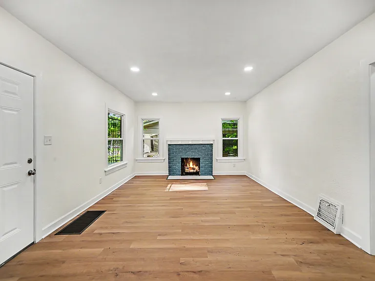 5638 Woodland Ave — Photo 6
