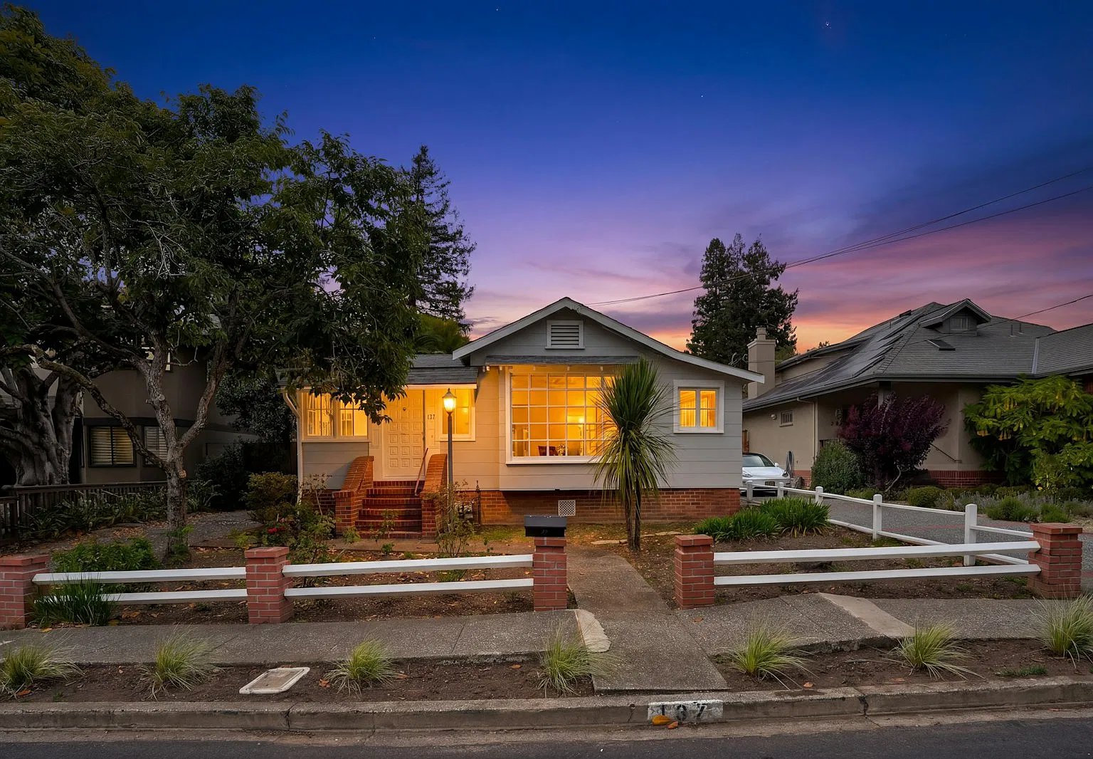 137 La Goma St — Photo 2