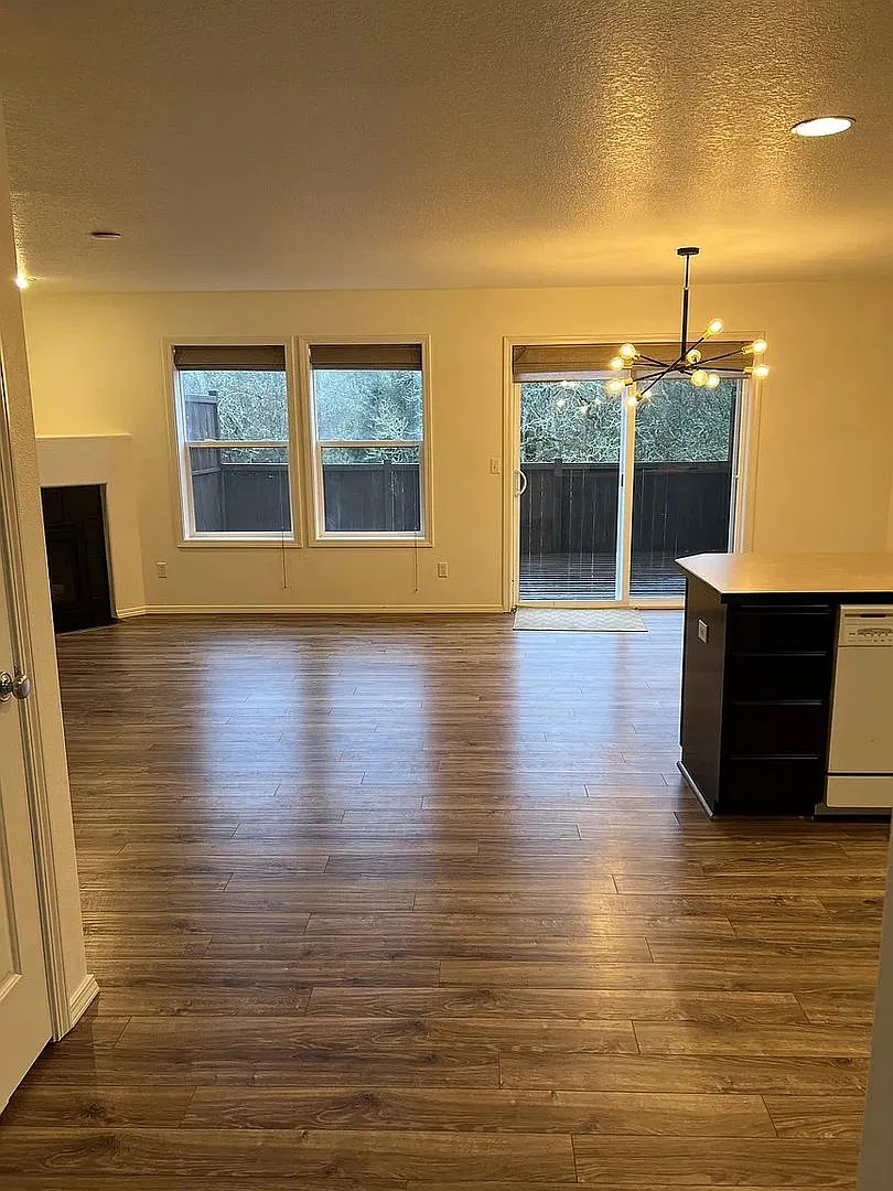 Enormous Tri-Level Townhome 2/2 w/Bonus Room Available Nov. 6th — Photo 4