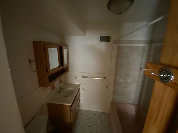 5th image of 512 Harrison St APT A