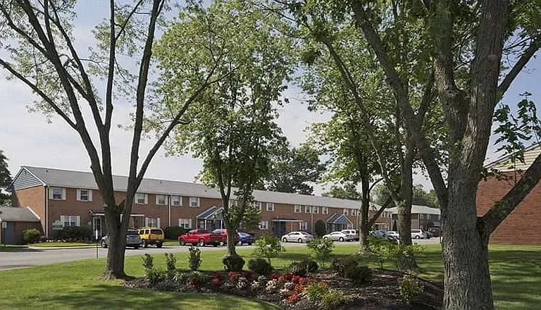 Pickwick Apartments — Photo 2