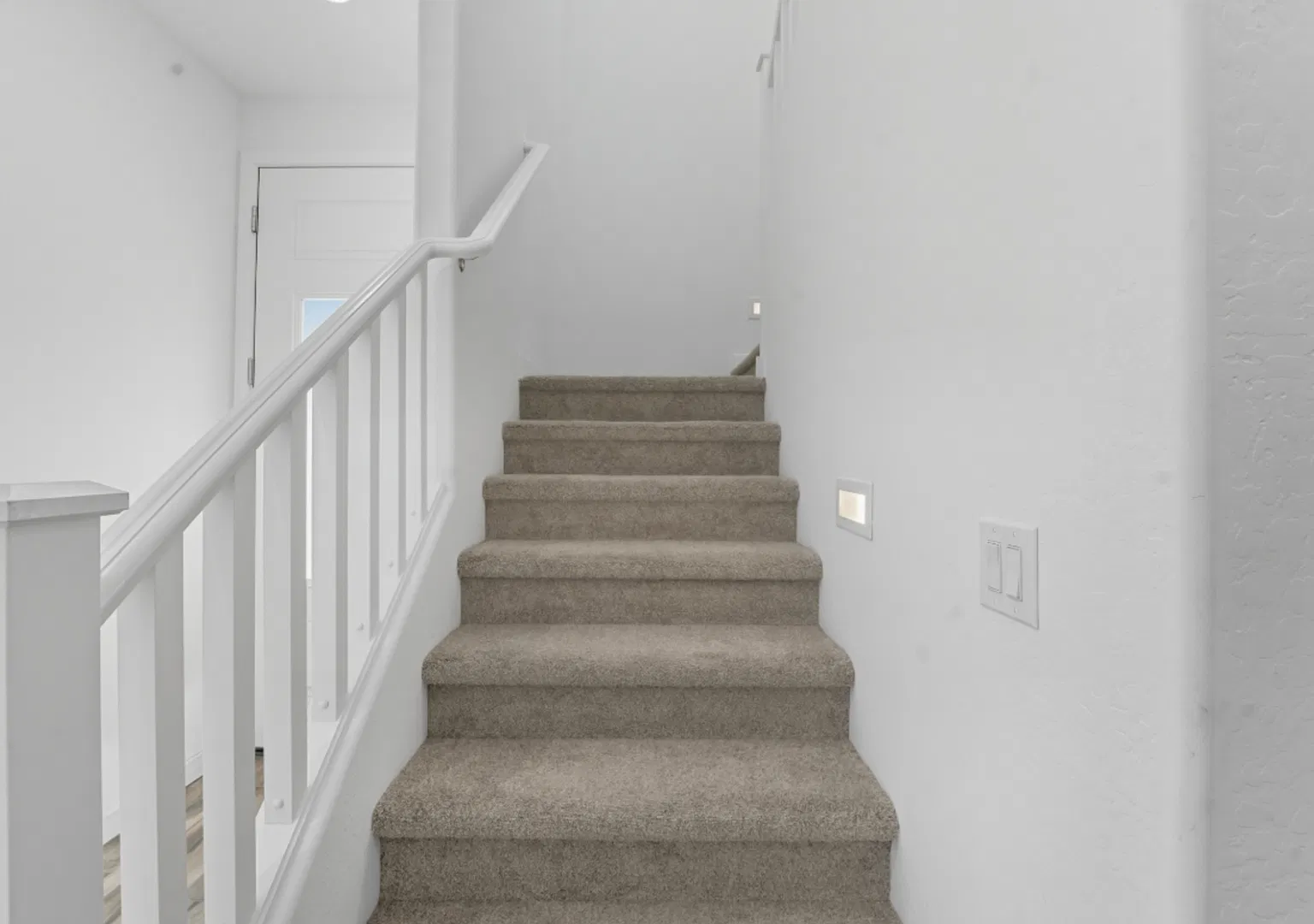 Like New luxurious Model Home with 2 Master Suites in Warner Meadows! — Photo 4