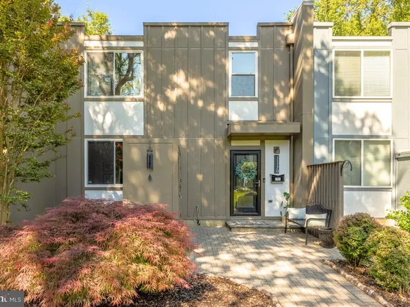 11170 Forest Edge Dr, Reston, VA 20190