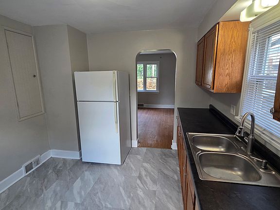5th image of 715 W College Ave