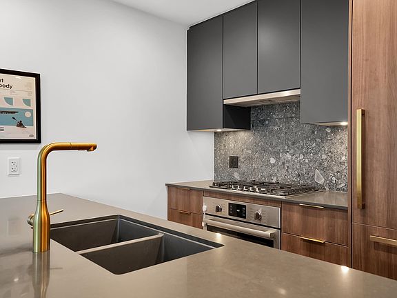 5th image of 2375 Emery Ct #404