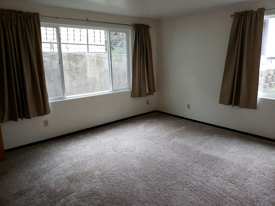 1st image of 1025 NE Lake St APT 3