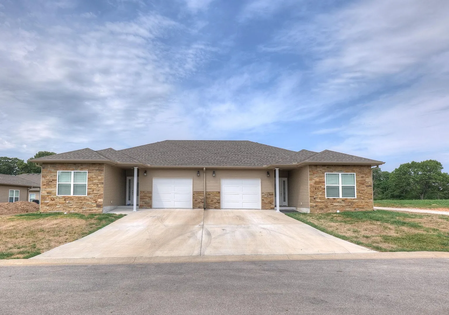 Unit Now Available ! ! 2-Bedroom 2-Bath Duplexes Located In Neosho! Rent-$1,300 — Photo 1