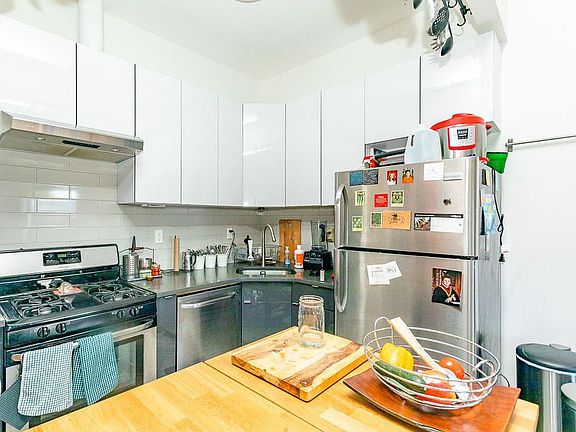 2nd image of 163A Halsey St #3A