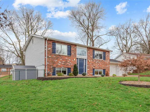 9 Lori Cir, Maryland Heights, MO 63043