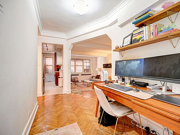 3rd image of 10 W 74th St APT 4H