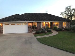 914 Sunset Dr, Macon, MO 63552