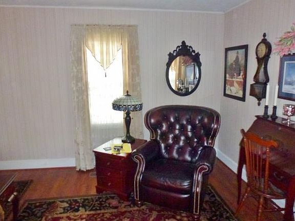 5th image of 305 Amber St