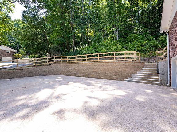4th image of 429 Bluebird Cir
