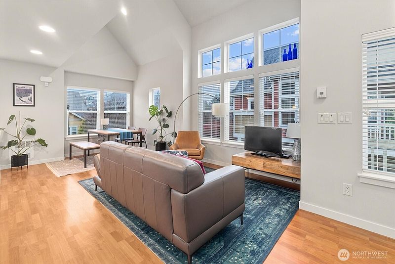 4th image of 5912 31st Avenue SW