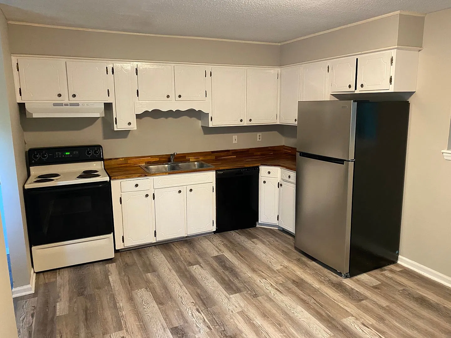 Minutes From Volkswagen, Amazon & Enterprise South! Move In Specials!! — Photo 3
