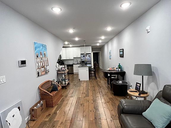 4th image of 1912 E York St #1