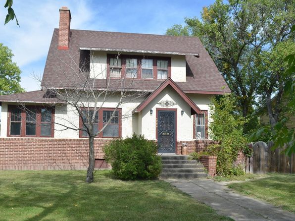 222 6th St W, Bottineau, ND 58318