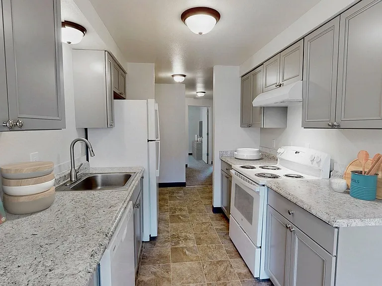 Falcon View Apartments — Photo 15